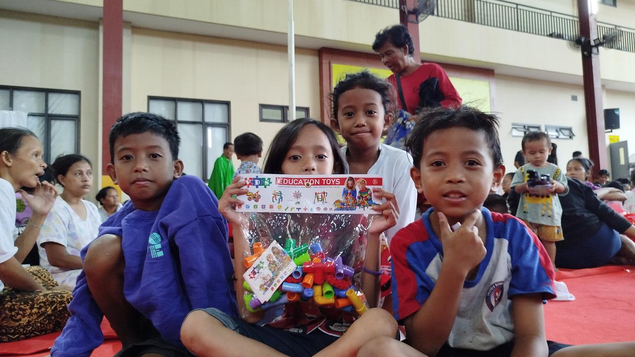 Anak-anak korban kebakaran Gempol Kemayoran, Jakarta mengaku senang dapat mainan dari Wakil Presiden Gibran Rakabuming Raka.