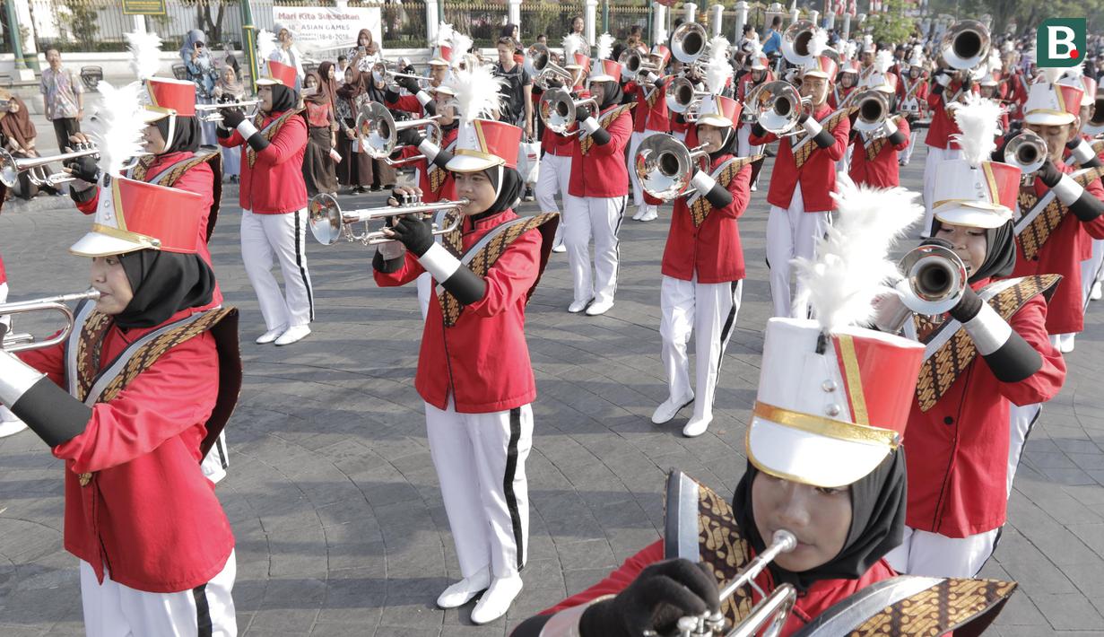 Marching band memeriahkan kirab obor Asian Games 2018 di Pagelaran Keraton Yogyakarta, Kamis (19/7/2018). Total jarak kirab Obor di Yogya ini sepanjang 11,5 kilometer. (Bola.com/M Iqbal Ichsan)