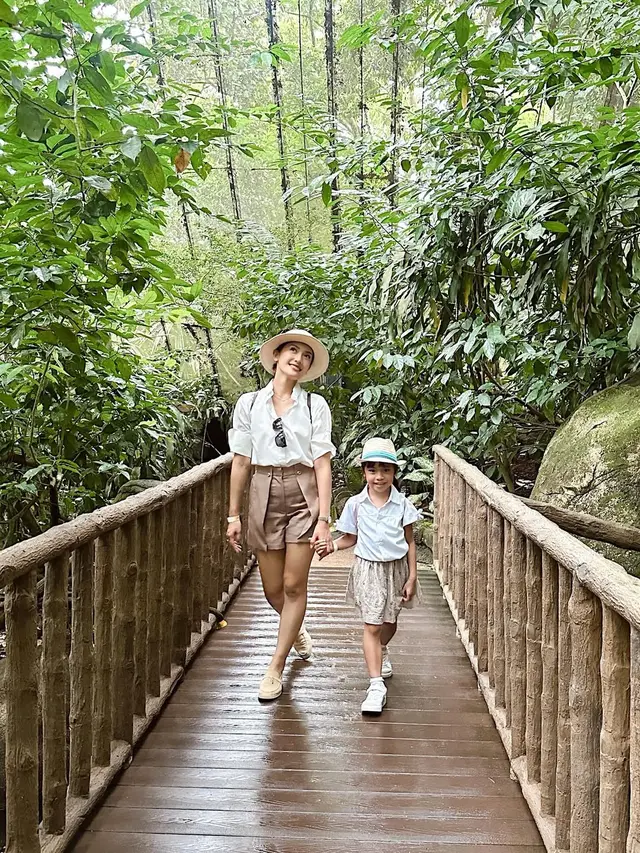 Inspirasi Safari Style Kompak Anissa Aziza dan Alinea, Tampilan Stylish ala Ibu dan Anak