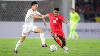 Gelandang Timnas Indonesia, Ricky Kambuaya (kanan) berebut bola dengan gelandang Vietnam, Nguyen Thai Son pada laga Grup F kualifikasi Piala Dunia 2026 Zona Asia di Stadion Utama Gelora Bung Karno (SUGBK), Senayan, Jakarta, Kamis (21/3/2024). (Bola.com/Bagaskara Lazuardi)