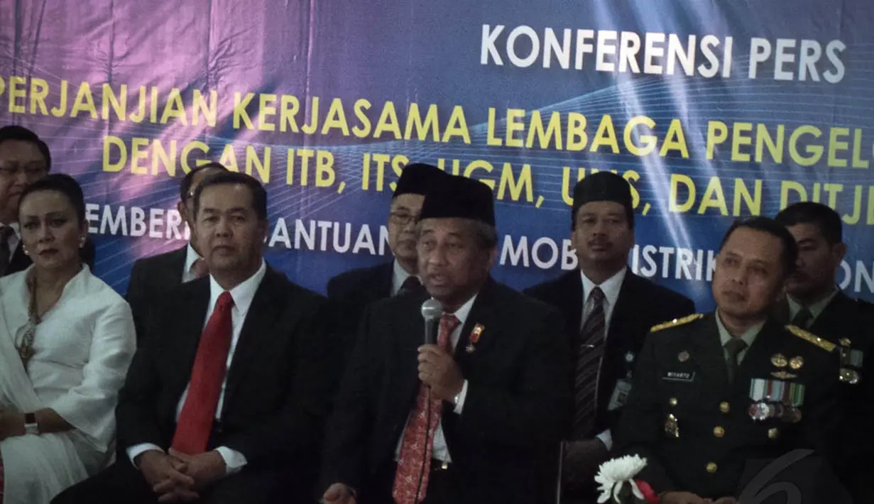 Usai upacara HUT RI ke-69, Mendikbud M. Nuh , menandatangani mandat perjanjian kerjasama pengembangan mobil listrik nasional dengan lima perguruan tinggi di Indonesia, Jakarta, Minggu (17/8/14). (Liputan6.com/Faizal Fanani) 