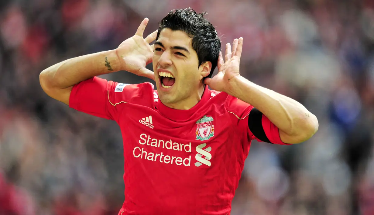 Luis Suarez - Juru taktik Aston Villa, Steven Gerrard, nampaknya masih belum puas usai merekrut Philippe Coutinho. Kabarnya ia juga ingin mendatangkan mantan rekan setimnya di Liverpool yakni Luis Suarez. Kontrak Suarez di Atletico Madrid akan habis pada musim panas tahun ini. (AFP/Glyn Kirk)