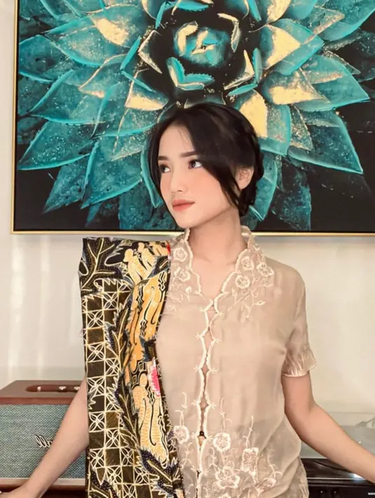 Fuji Utami pilih tampil se-simple mungkin outfit kondangannya. Memadukan kebaya lengan pendek dan rok batik. Ada sentuhan kain batik di bahu kanan sebagai aksen [@fuji_an]
