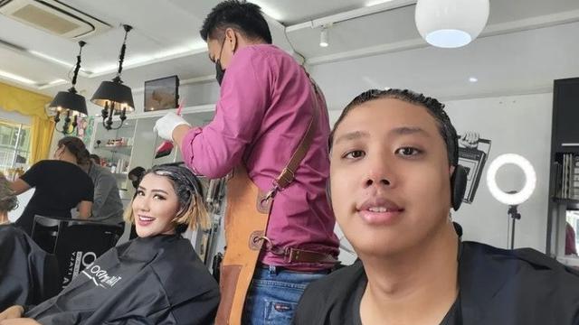 Rey Utami lepas hijab di unggahan terbarunya (Foto: Instagram/@reyutami)
