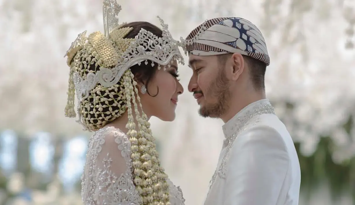 Seperti yang diketahui, Syahnaz sudah ditinggal sang ayah, Munawar Ahmad, yang meninggal dunia sejak lama. Dan ia pun tumbuh besar hanya bersama sang mama dan kedua kakaknya, Raffi Ahmad dan Nisya Ahmad. (Instagram/amy_r_qanita)