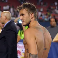 Tanpa perlu menatap wajah, pesona David Beckham benar-benar terpancar dari berbagai sisi (via popsugar.com)