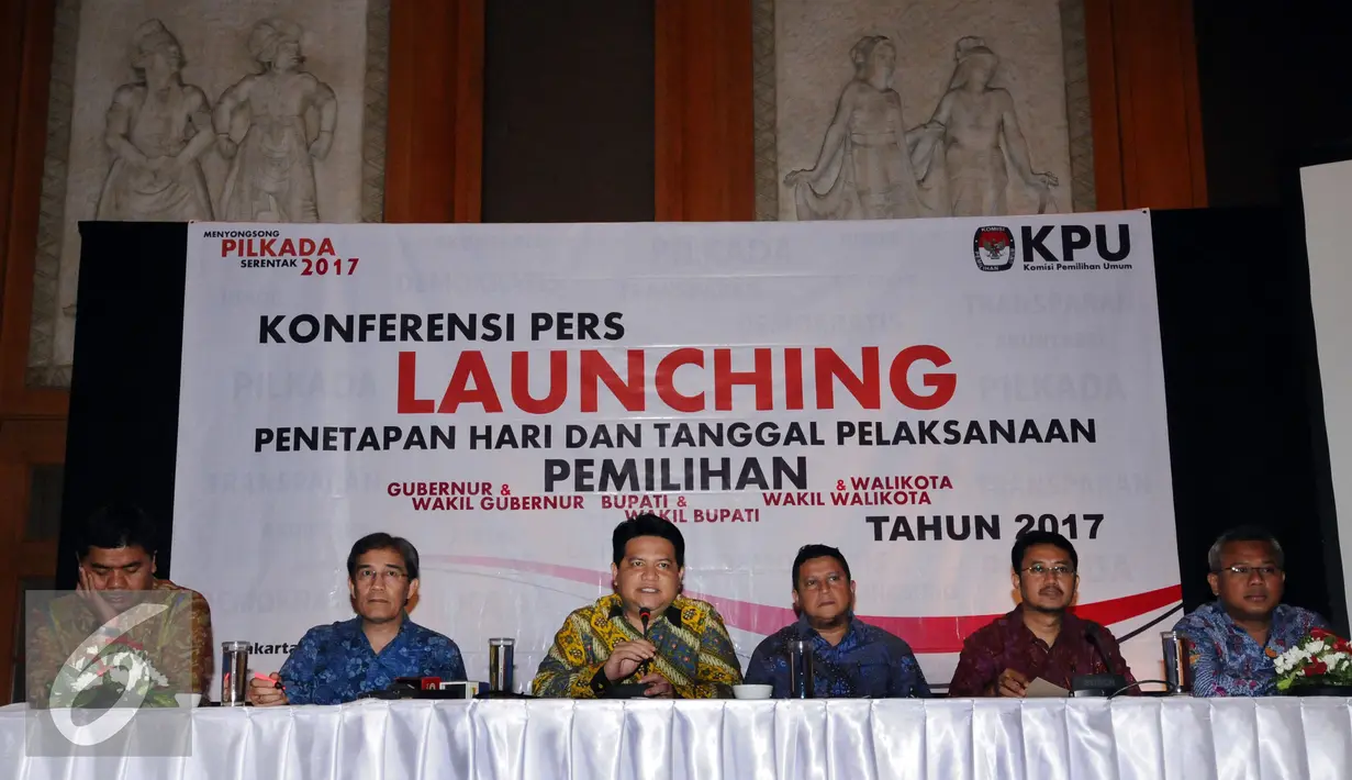 Ketua KPU Husnin Kamil Manik (ketiga kiri) memberikan keterangan Pilkada Serentak 2017 di Jakarta, Senin (15/2/2016). Pilkada akan dilaksanakan Rabu 15 Februari 2017 di 101 daerah, 7 provinsi, 18 kota dan 76 kabupaten. (Liputan6.com/Helmi Fithriansyah)