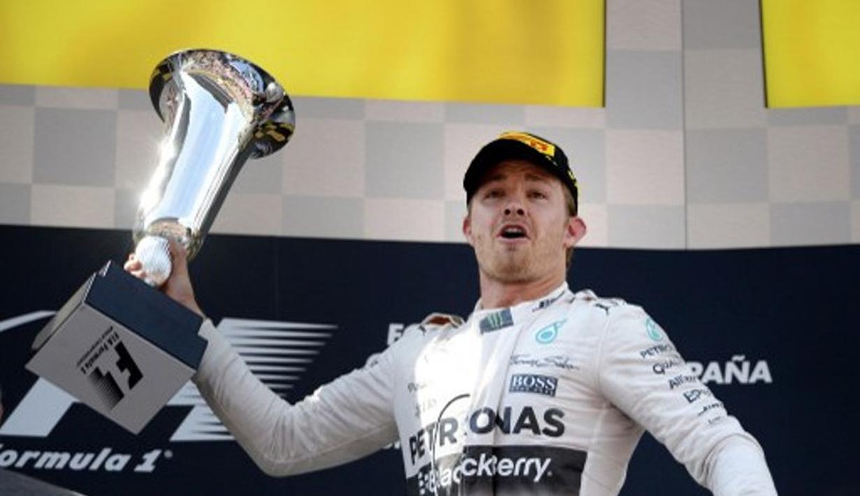 Nico Rosberg dengan trofi juara perdananya musim ini. (AFP/Tom Gandolfini)