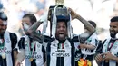 Bek Juventus, Dani Alves mengangkat trofi Liga Italia di Juventus Stadium, Turin, (21/5). Bagi Juveventus, ini merupakan scudetto ke-33 atau yang keenam secara beruntun. (AP Photo/Antonio Calanni)