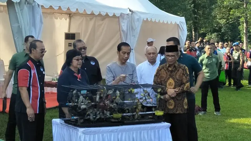 Presiden Joko Widodo (Jokowi) menghadiri acara Festival dan Pameran Burung Berkicau Piala Presiden Jokowi 2018.
