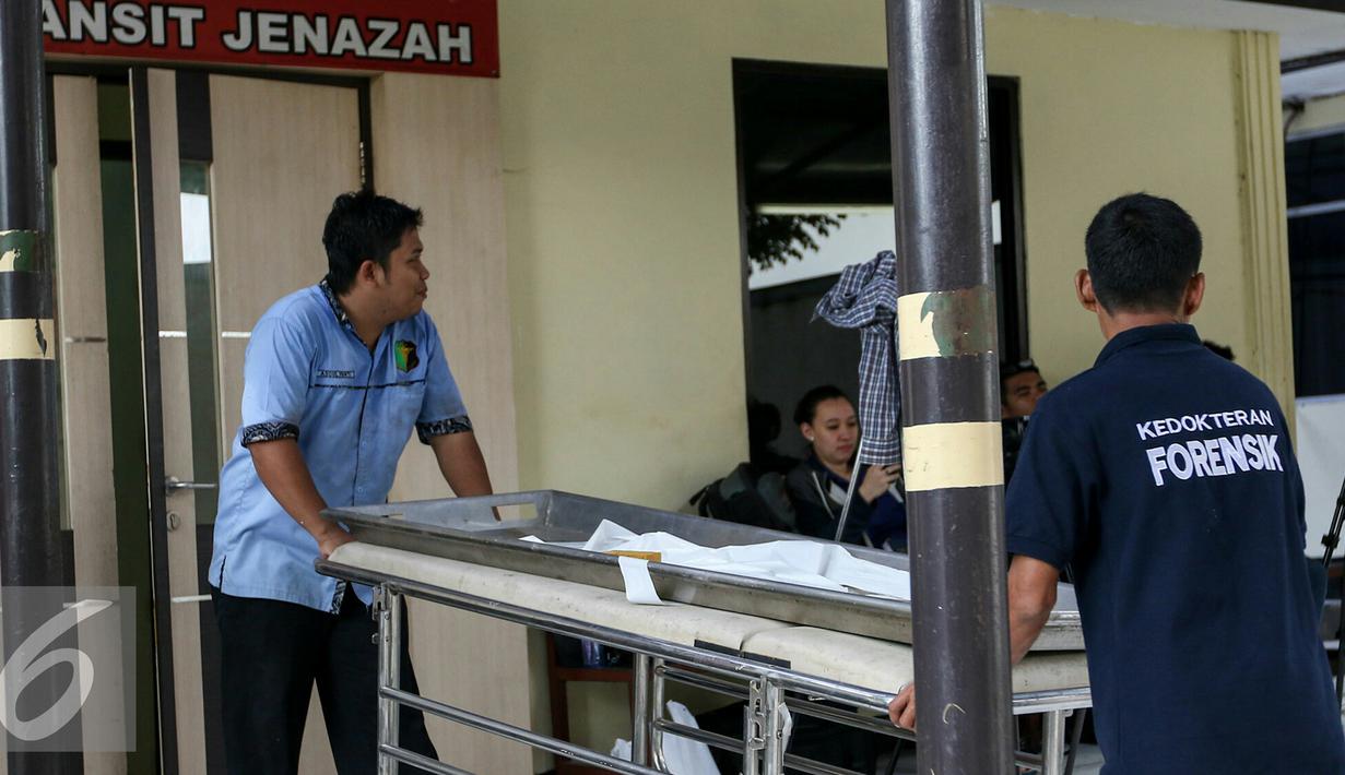 Petugas kedokteran forensik Polri melakukan persiapan jelang kedatangan jenazah korban heli TNI di RS Polri, Jakarta, Senin (21/3). 13 peti jenazah dipersiapkan untuk korban jatuhnya helikoter TNI di Poso. (Liputan6.com/Yoppy Renato)