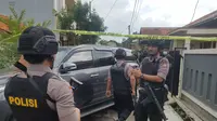 Polisi temukan paparan radioaktif berbentuk Cesium 137 di salah satu rumah milik warga di Blok A no.22, Perumahan Batan Indah, Setu, Kota Tangerang Selatan (Tangsel), (Liputan6.com/Pramita Tristiawati)