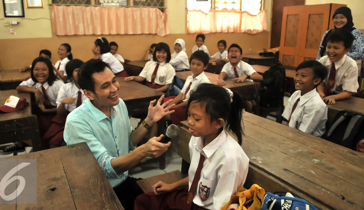Mantan Abang Jakarta berdiskusi dengan murid saat Pendidikan Nasional 2016 di SDN 01 Pagi Tegal Parang, Jakarta, Senin (2/5). Kegiatan ini bertujuan untuk memberikan Inspirasi kepada siswa sebagai generasi penerus bangsa. (Liputan6.com/Gempur M Surya)