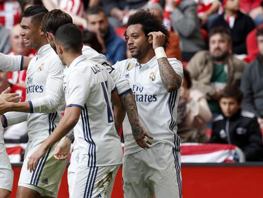 Gelandang Real Madrid, Casemiro, merayakan gol nya ke gawang Athletic Bilbao pada laga lanjutan La Liga Spanyol di Stadion San Memes, Bilbao, Spanyol, Sabtu(18/03/2017). Real Madrid berhasil menang 2-1 atas Athletic Bilbao.(EPA/Luis Tejido). 