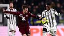 <p>Pemain Juventus, Paul Pogba (kanan) berebut bola dengan pemain Torino, Jacopo Segre pada laga lanjutan Liga Italia 2022/2023 yang berlangsung di Allianz Stadium, 28 Februari 2023. Ini merupakan laga debut kedua bagi Pogba bersama Juventus. (AFP/Marco Bertorello)</p>