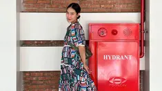 Tampil dengan sebuah dress berlengan pendek, kehamilan Alika Islamadina ini pun tampak samar terlihat. Ia pun memilih tampil sederhana dengan sebuah sling bag serta makeup natural. (Liputan6.com/IG/@alikaislamadina)