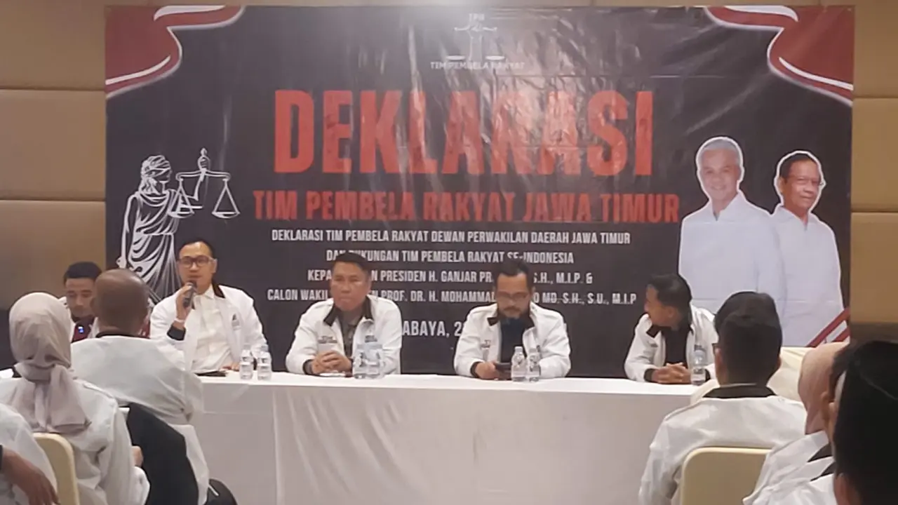 Ratusan advokat secara resmi menyatakan deklarasi bergabung dengan Tim Pembela Rakyat (TPR) di Surabaya, Jawa Timur. (Dian Kurniawan/Liputan6.com)