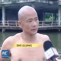 Bagaikan orang sakti, biksu ini bisa berjalan di atas air.