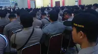 Polisi santri Sulselbar bersenjatakan tasbih dan Asmaul Husna (Liputan6.com / Eka Hakim)