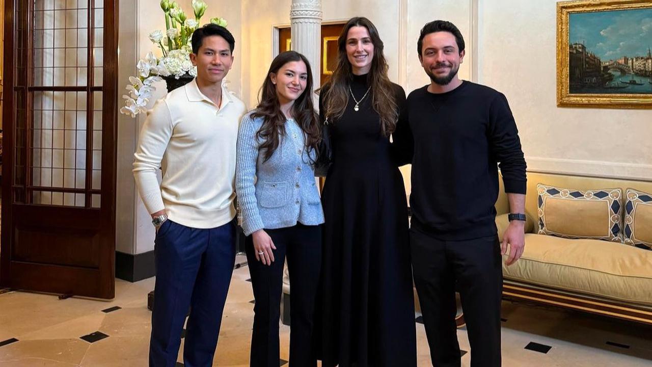 Putri Rajwa dan Pangeran Hussein bersama Pangeran Abdul Mateen serta Anisha Rosnah