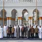 Presiden Jokowi dan Presiden Uni Emirat Arab (UEA) Mohammed bin Zayed Al Nahyan (MBZ) meresmikan Masjid Raya Sheikh Zayed di Gilingan, Banjarsari, Solo, Senin (14/11).(Liputan6.com/Fajar Abrori)