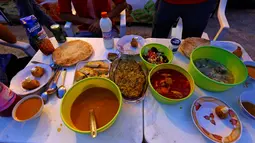 Hidangan berbuka puasa dengan hidangan sup yang disebut Chorba , tagine ayam , daging dan roti tradisional di pinggiran Algiers, Aljazair 16 Juni 2016. (REUTERS / Zohra Bensemra)