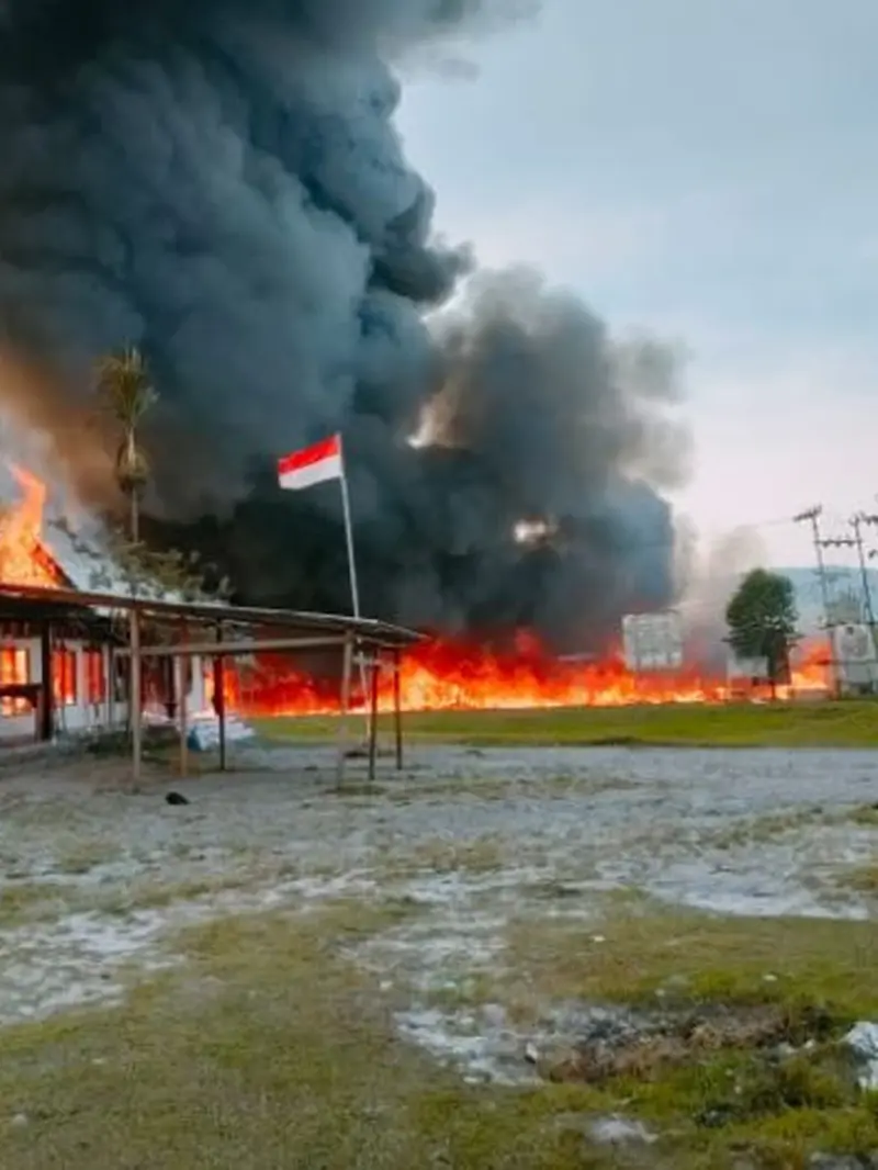 Massa membakar sejumlah kantor pemerintahan mulai dari Gedung Komisi Pemilihan Umum (KPU) hingga DPRD Yalimo, imbas kekecewaan atas hasil sidang Mahkamah Konstitusi (MK) terkait Pilkada Kabupaten Yalimo.