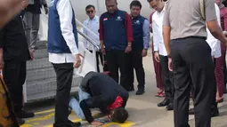 Pemerintah Indonesia melalui Kementerian Luar Negeri (Kemlu) memastikan 400 WNI yang menjadi korban eksploitasi penipuan daring di Myanmar telah berhasil dikeluarkan dari wilayah konflik Myawaddy dan dipastikan sedang dalam perjalanan kembali ke tanah air. (Tatan SYUFLANA/POOL/AFP)
