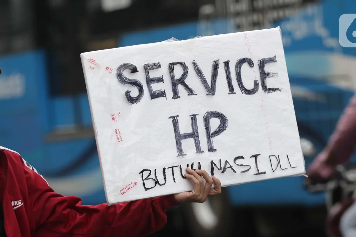 Imbas Penutupan Mall, Penjual Jasa Perbaikan HP Turun ke Jalan