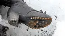Sepatu yang dikenakan mayat yang ditemukan di sebuah gletser di pegunungan Diablerets, di Swiss (18/7). Mayat beserta barang-barangnya ditemukan oleh seorang pegawai resor ski pada 13 Juli 2017. (AFP Photo/Glacier 3000)