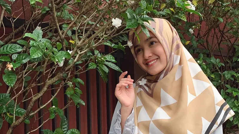 Gaya Anggun Cut Syifa saat Pakai Hijab, Tampil Modis