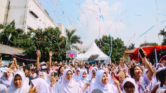 Ratusan SMA Yadika 3 Kota Tangerang nampak bergembira melaksanakan sosialisasi ‘KPU Goes To School’ Pemilihan Kepala Daerah (Pilkada) Serentak Kota Tangerang 2024. (Liputan6.com/Jayadi Supriadin)