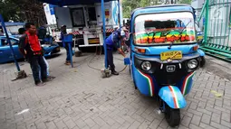 Bajaj mengisi BBG di kawasan Monas, Jakarta, Jumat (14/7). Terkait Bajaj, Gubernur DKI Jakarta, Djarot Saiful Hidayat, meminta Dishub DKI  segera membenahinya, bajaj menjadi lebih modern dan diperbanyak. (Liputan6.com/Angga Yuniar)