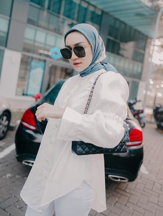 Busana dengan nuansa monokrom menjadi favorit bagi banyak wanita. Menggunakan blouse putih dan aksoris berwarna gelap, membuat gaya wanita 25 tahun ini terlihat hidup dan tak monoton. (Liputan6.com/IG/@melodyprima)