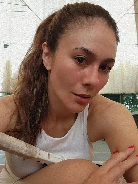 Outfit tenis warna putih juga menjadi opsi favorit untuk tampil estetis dan stylish dalam seketika. [IG @wulanguritno]