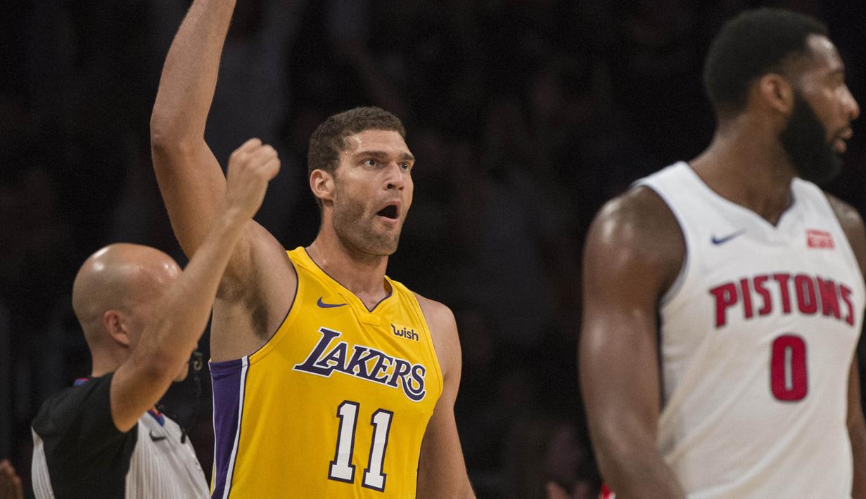 Pebasket Los Angeles Lakers, Brook Lopez, melakukan selebrasi usai mencetak tiga angka saat melawan Detroit Pistons pada laga NBA di Staples Center, California, Selasa (31/10/2017). Lakers menang 113-93 atas Pistons. (AP/Kyusung Gong)