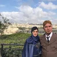 Pasangan selebriti Mulan Jameela dan Ahmad Dhani sedang menjalani wisata religi ke Jerusalem. Beberapa tempat bersejarah bagi umat Islam dikunjungi oleh kedua pasangan ini. (Instagram/mulanjameela1)
