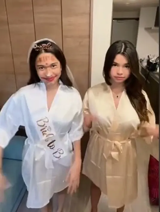 Momen bridal shower Azizah ini mengundang banyak sahabat dekatnya termasuk Maria Theodore. Maria terlihat sangat antusias ikut serta dalam pesta pelepasan pengantin Azizah Salsha. Keseruan bridal shower ini tuai atensi publik. (Liputan6.com/IG/mariatheodoree)