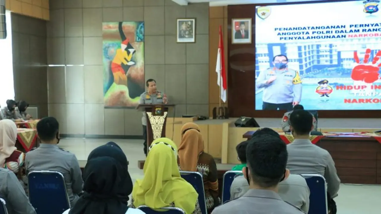 Personil kepolisian di Sumatera Barat menandatangani perjanjian untuk tidak menggunakan narkoba lagi. (Liputan6.com/ Polda Sumbar).
