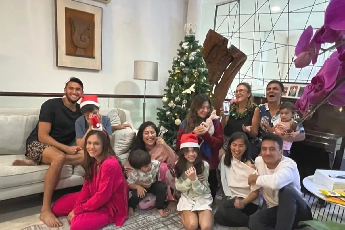 Gaya Wulan Guritno Rayakan Natal Bersama Keluarga dan Pacar, Cantik dengan Outfit Serba Pink