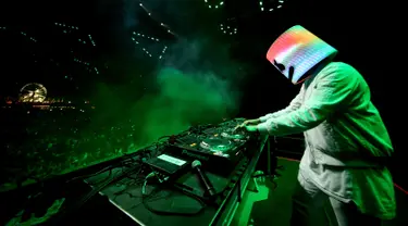 Aksi DJ Marshmello saat tampil di panggung Sahara pada hari ke 3 Coachella Valley Music & Arts Festival (Minggu kedua) di Empire Polo Club pada tanggal 23 April 2017 di Indio, California, AS (23/4). (Christopher Polk / Getty Images untuk Coachella / AFP)
