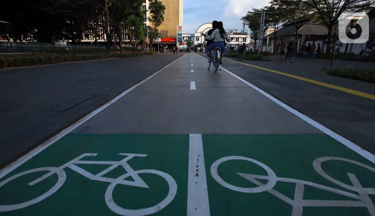Pesepeda melewati jalur khusus sepeda di kawasan Kota Tua, Jakarta, Kamis (1/9/2022). Jalur pedestrian yang menghubungkan Stasiun Jakarta Kota dengan Kawasan Wisata Kota Tua selesai direvitalisasi dan sudah bisa digunakan pejalan kaki. (Liputan6.com/Herman Zakharia)
