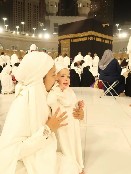 Ini merupakan potret Jennifer Coppen dan Kamari saat melakukan umrah yang pertama. Keduanya berpose dengan background Ka'bah. (Foto: Instagram/ jennifercoppenreal20)