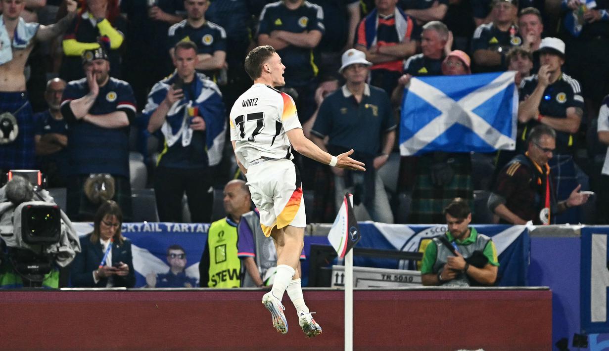 Florian Wirtz termasuk pemain yang bersinar pada musim 2023/2024. Bintang berusia 21 tahun itu tampil sangat luar biasa bersama Bayer Leverkusen. Tak hanya performanya yang apik, Wirtz juga menjadi pemain termahal yang dimiliki Jerman dengan banderol mencapai 130 juta euro. (AFP/Fabrice Coffrini)