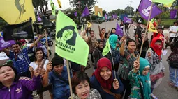 Bendera bergambar Marsinah dibawa para buruh saat aksi memperingati 22 tahun tanpa keadilan "Malam Marah Marsinah" di Kawasan Berikat Nusantara (KBN) Jakarta, Jumat (8/5/2015). (Liputan6.com/Faizal Fanani)