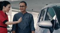 Seorang sales memberikan informasi soal produk Toyota kepada konsumen. (Dok Auto2000)