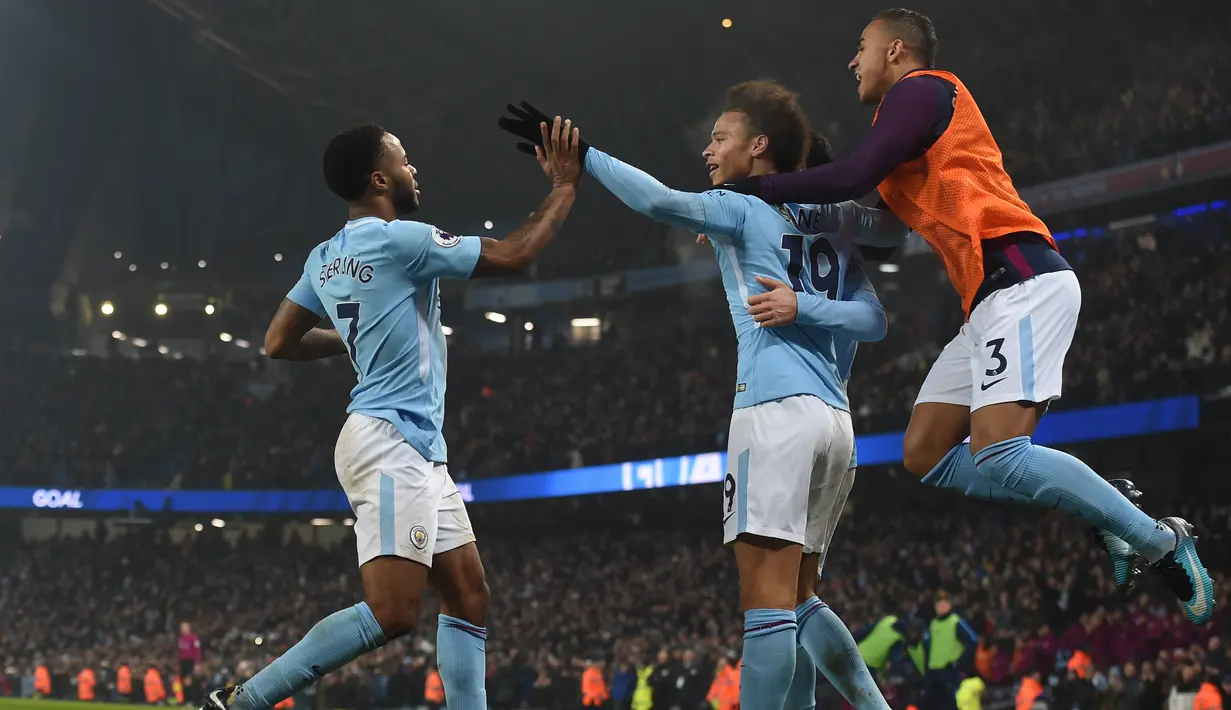 Para pemain Manchester City merayakan gol Raheem Sterling (kiri) saat melawan Tottenham pada lanjutan Premier League di Etihad Stadium, Manchester, (16/12/2017). Manchester City menang 4-1. (AFP/Paul Ellis)