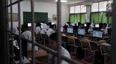 Sejumlah siswa mengikuti Ujian Nasional Berbasis Komputer (UNBK) di Sekolah Menengah Kejuruan Negeri  (SMKN) 50 Jakarta, Senin (25/3). Sebanyak 69.407 siswa dari 578 SMK di DKI Jakarta mengikuti UNBK yang diselenggarakan pada 25-28 Maret 2019. (merdeka.com/Iqbal S. Nugroho)