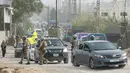Gencatan senjata ini disambut dengan sukacita oleh warga Lebanon yang sebelumnya mengungsi guna menghindari serangan udara Israel. Tampak dalam foto, Kontingen Prancis dari Pasukan Sementara Perserikatan Bangsa-Bangsa di Lebanon (UNIFIL) berpatroli di daerah tersebut sementara warga yang mengungsi sambil mengibarkan bendera Hizbullah kembali ke rumah mereka melalui jalan darurat yang dibangun di lokasi jembatan Qasmieh yang hancur akibat serangan Israel, di wilayah Al-Qasmiyeh, Lebanon Selatan, pada Sabtu 18 April 2026. (MAHMOUD ZAYYAT/AFP)