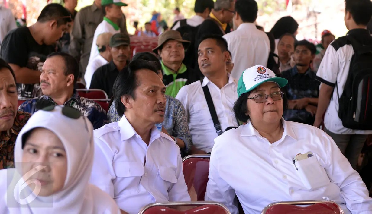 Menteri LHK Siti Nurbaya (kanan) meninjau lokasi Penananaman Pohon dalam rangka HMPI di Taman Hutan Raya, Kalimantan Selatan, (25/11). Acara ini akan dibuka secara resmi oleh Presiden Joko widodo. (Liputan6.com/JohanTallo)